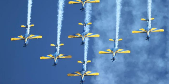 Esquadrilha da Fumaça realizando uma manobra no céu 